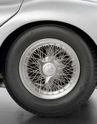 CMC M-076 Mercedes Benz 300 SLR Uhlenhaut Coupé (1955) CMC 1:18 Las magníficas llantas son del estilo CMC. La garganta de la llanta está fabricada con aluminio y los radios han sido montados y ajustados manualmente con cable de acero inoxidable.