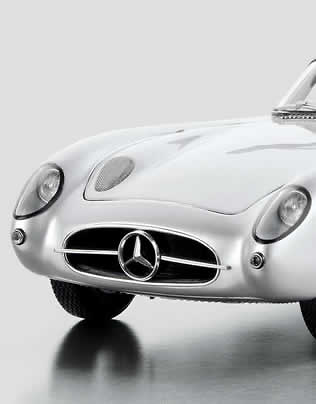 CMC M-076 Mercedes Benz 300 SLR Uhlenhaut Coupé (1955) CMC 1:18 La entrada de aire frontal está protegida con una fina malla metálica.