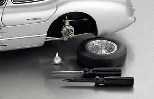 CMC M-076 Mercedes Benz 300 SLR Uhlenhaut Coupé (1955) CMC 1:18 Con el modelo, CMC incluye herramientas especificas para poder desmontar las bonitas llantas de radios. Al igual que en el modelo real basta con girar la palomilla central.