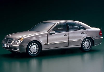 Mercedes Benz Clase E -W211- (2002) Kyosho 09002 1/18 Gris Oscuro Metalizado 