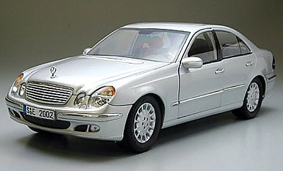 Mercedes Benz Clase E -W211- (2002) Kyosho 09002 1/18 Plata 