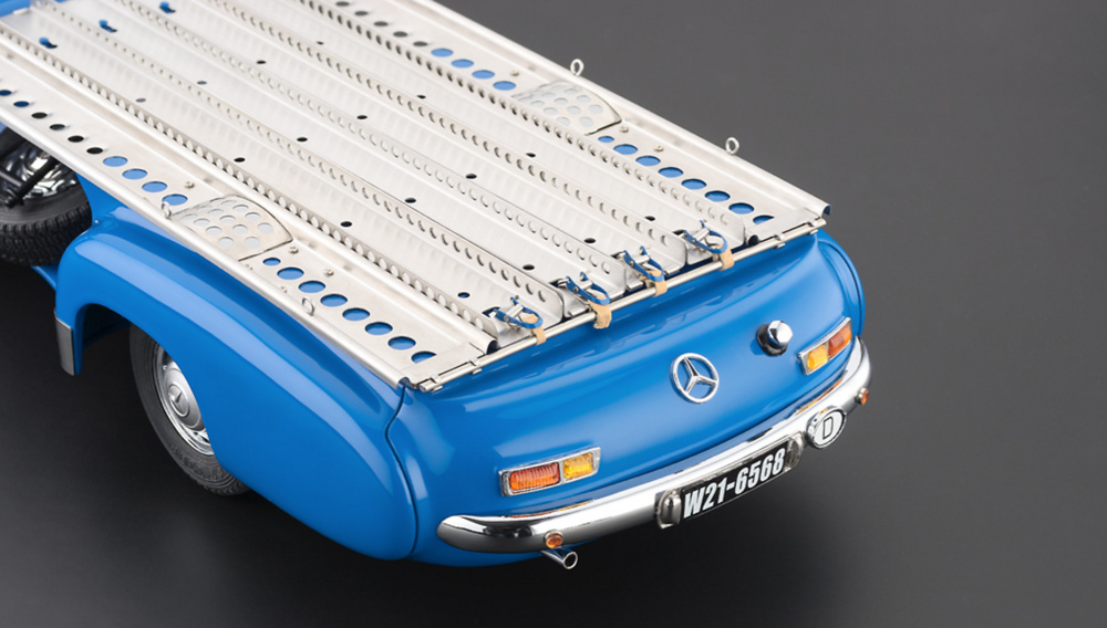 Mercedes Benz Racing Car Transporter (1955) CMC M143 1/18 