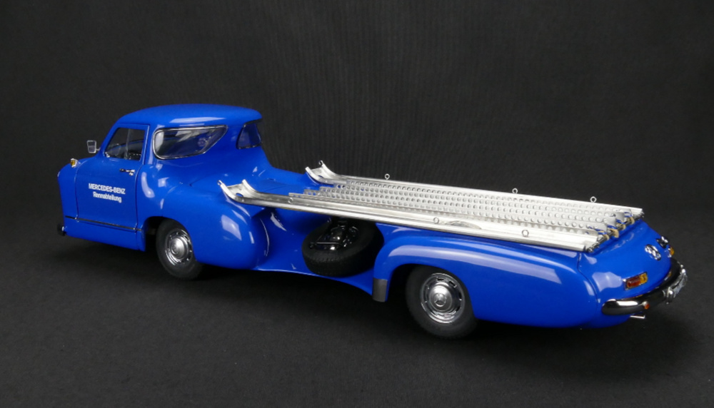 Mercedes Benz Racing Car Transporter (1955) CMC M143 1/18 