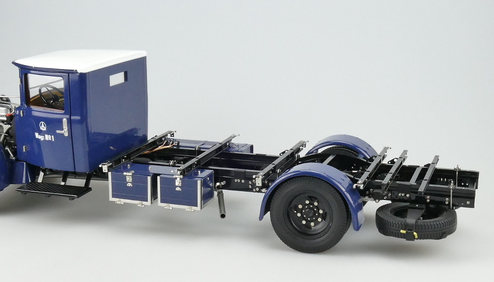 Mercedes Benz Racing Car Transporter LO 2750 (1934) CMC M144 1:18 