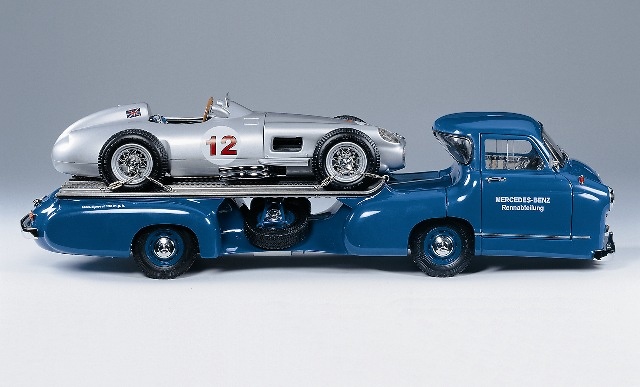 Mercedes Benz Renntransporter (1954) CMC M036 1/18 Modelo montado a mano con 409 piezas metálicas de precisión. Pintura azul con pulido brillante respetando escrupulosamente el tono original del modelo Daimler-Benz. Réplica exacta de la rotulación de las puertas. Defensas completas de metal pulido con acabado cromado.