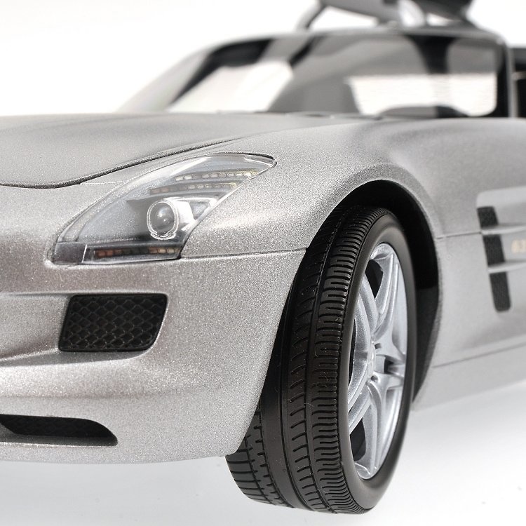 Mercedes Benz SLS AMG (2010) Minichamps 100039025 1/18 