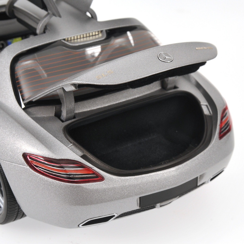 Mercedes Benz SLS AMG (2010) Minichamps 100039025 1/18 