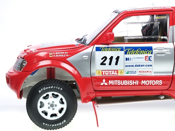 Mitsubishi Pajero Dakar (2004) Solido 902204 1/18 