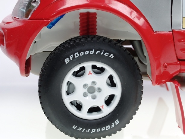 Mitsubishi Pajero Dakar (2004) Solido 902204 1/18 