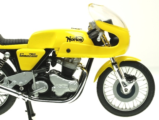 Norton 750 Commando Café Racer Solido 84035 1/18 