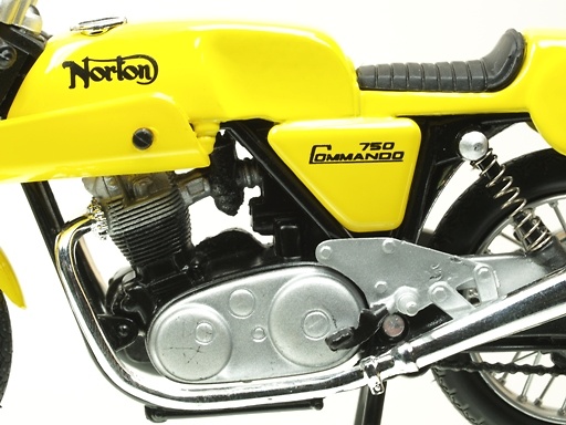 Norton 750 Commando Café Racer Solido 84035 1/18 