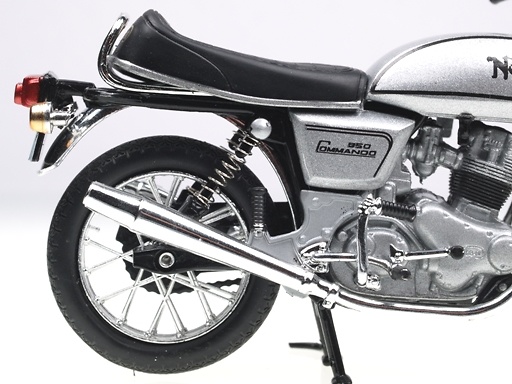 Norton 850 Commando (1968) Solido 15032900 1/18 