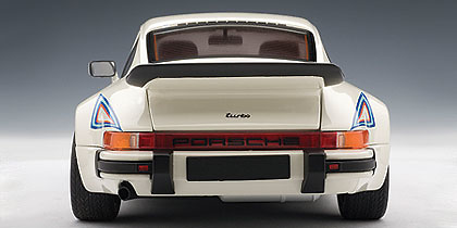 Autoart 77972 Porsche 911 3.0 Turbo -930- (1976) Autoart 1/18 Color Blanco con Bandas Laterales de Color