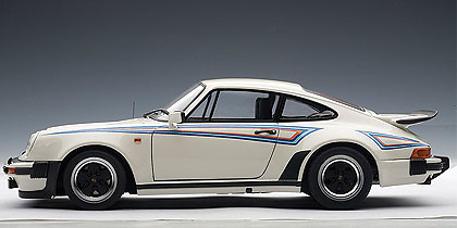 Autoart 77972 Porsche 911 3.0 Turbo -930- (1976) Autoart 1/18 Color Blanco con bandas Martini