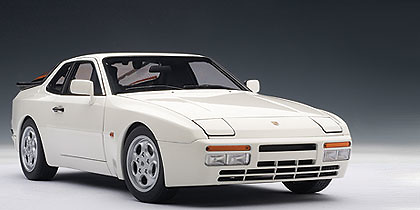 Porsche 944 Turbo (1985) Autoart 77958 1/18 