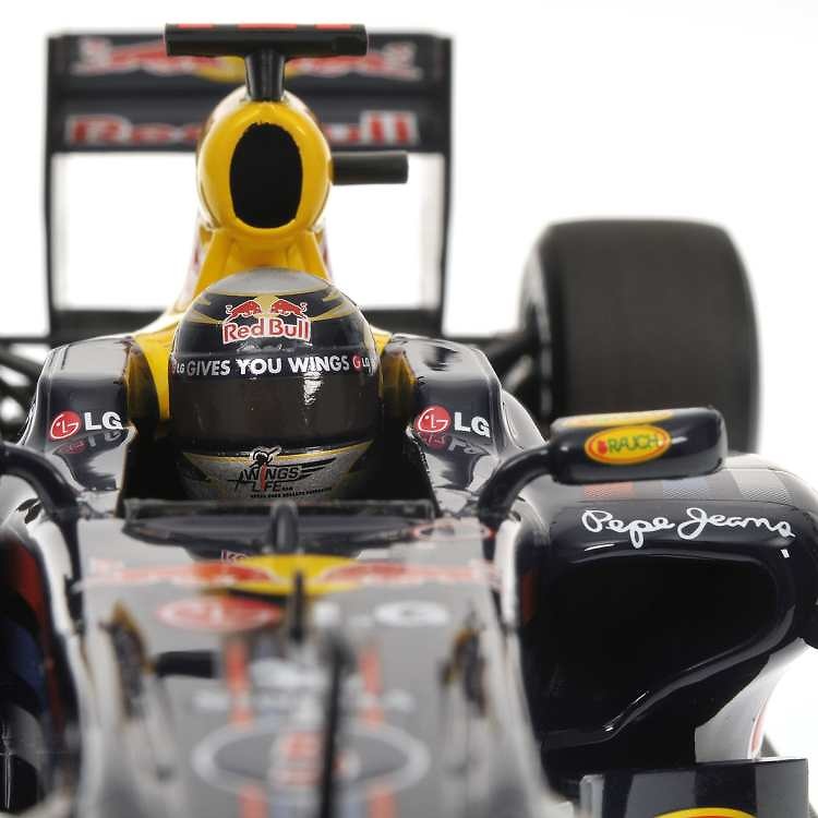 Red Bull RB6 nº 5 Sebastian Vettel (2010) Minichamps 110100005 1/18 