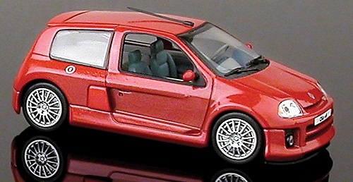Renault Clio V6 24V. SV Serie 2 (2000) Universal Hobbies 01817 1/43 