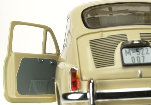 Revell 08849 Seat 600D (1968) Revell 1:18 color beige