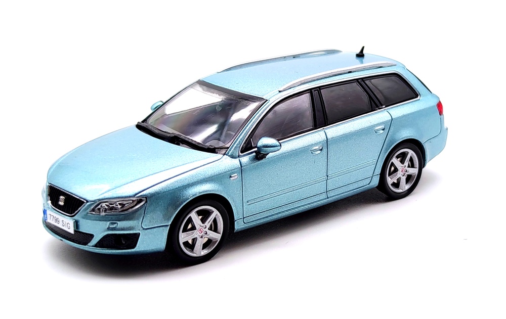 Seat Exeo ST Station (2009) Ixo 1:43 Azul Metalizado 