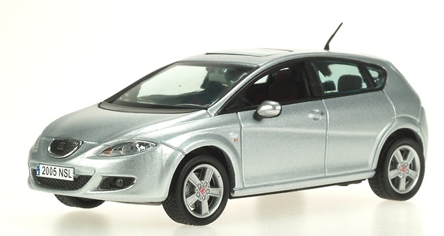 Ixo Seat Leon Seat Leon (2005) Ixo 1:43 color gris metalizado