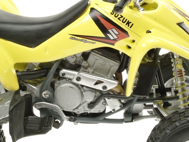 Suzuki LTZ 400 Quad Solido 1/18 