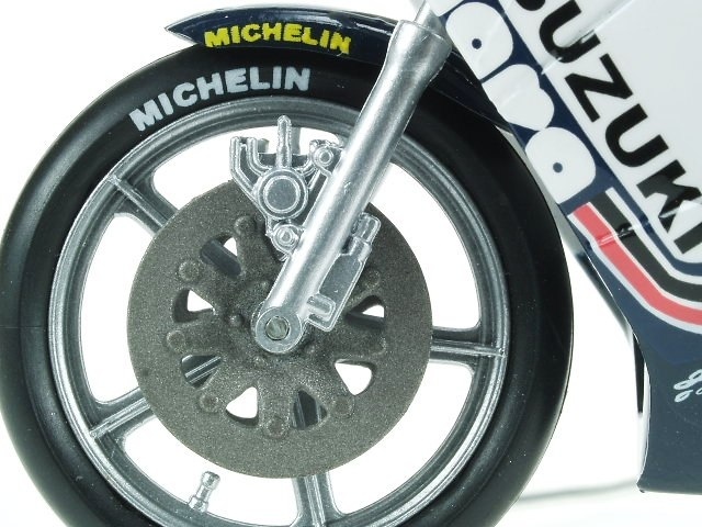 Suzuki RG 500 -XR35- nº 5 Marco Lucchinelli (1981) Italeri 45052 1/22 