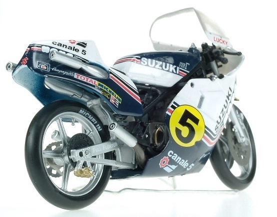 Suzuki RG 500 -XR35- nº 5 Marco Lucchinelli (1981) Italeri 45052 1/22 