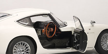 Toyota 2000 GT Coupé (1967) Autoart 78444 1/18 Toyota 2000 GT Coupé (1967) Autoart 1:18 color blanco