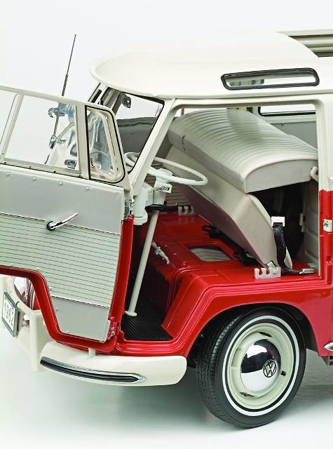 Volkswagen Samba Bus (1962) Roja-Blanca Sun Star 05071 1/12 