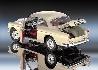 Volvo 121 Amazon (1966) Beige Revell 1/18 