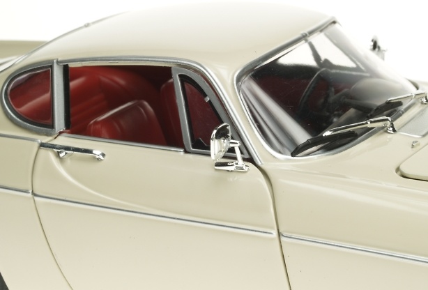 Volvo P1800S (1967) Revell 08894 1/18 