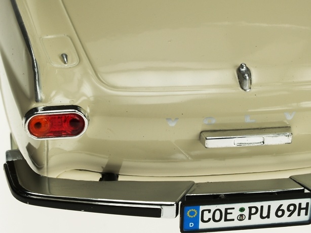 Volvo P1800S (1967) Revell 08894 1/18 