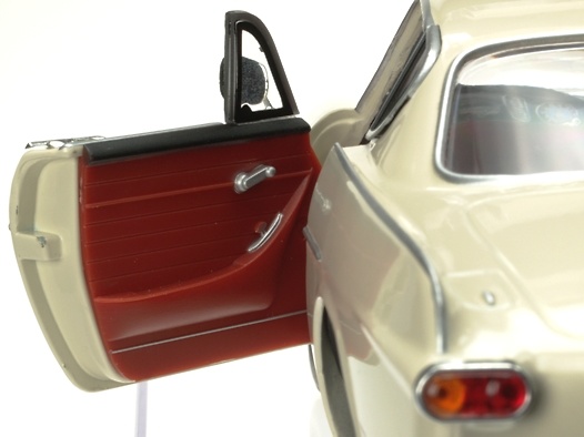 Volvo P1800S (1967) Revell 08894 1/18 