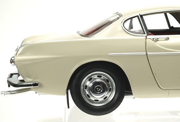 Volvo P1800S (1967) Revell 08894 1/18 