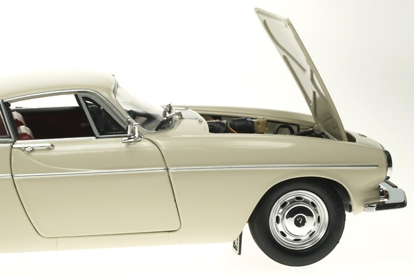 Volvo P1800S (1967) Revell 08894 1/18 