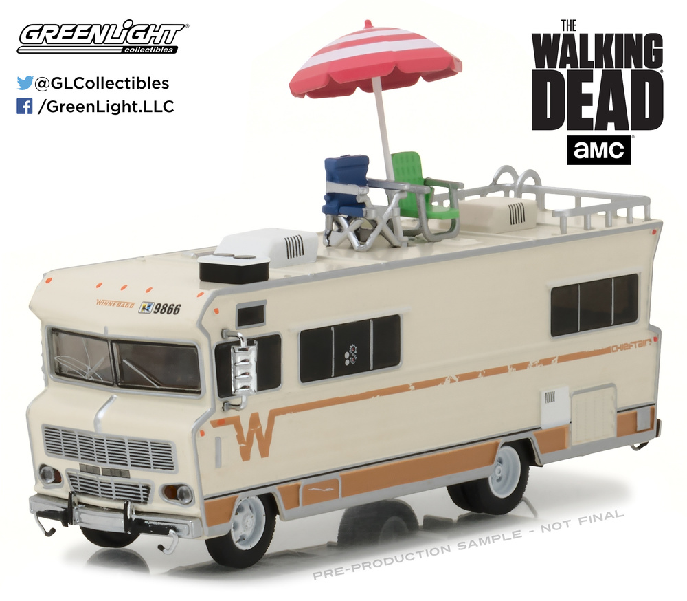 Winnebago Chieftain con sombrilla y sillas de playa 