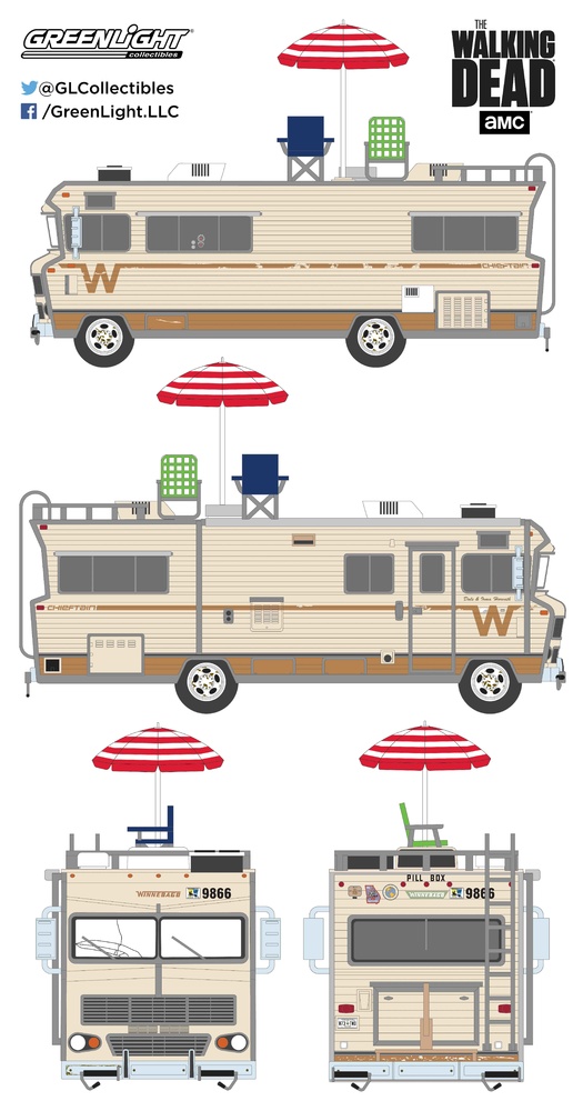 Winnebago Chieftain con sombrilla y sillas de playa 