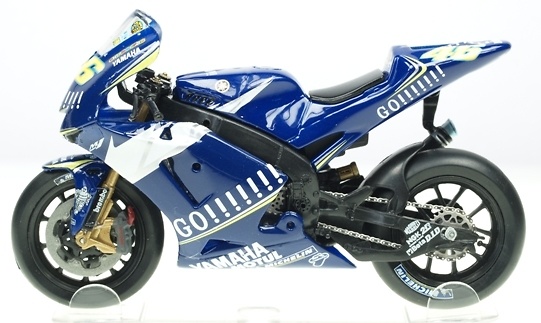 Yamaha YZR M1 nº 46 Valentino Rossi (2005) Italeri 45072 1/22 