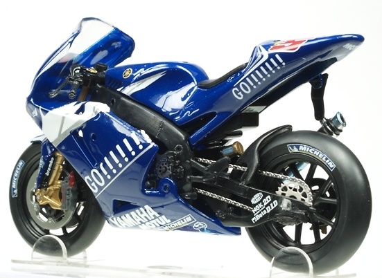 Yamaha YZR M1 nº 5 Colin Edwards (2005) Italeri 4569 1/22 