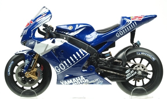 Yamaha YZR M1 nº 5 Colin Edwards (2005) Italeri 4569 1/22 