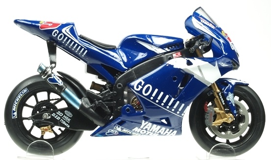 Yamaha YZR M1 nº 5 Colin Edwards (2005) Italeri 4569 1/22 