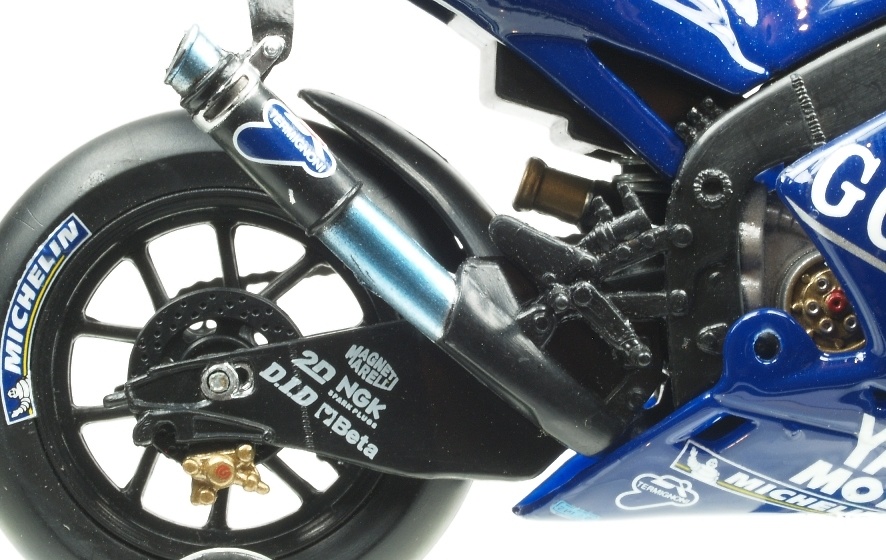 Yamaha YZR M1 nº 5 Colin Edwards (2005) Italeri 4569 1/22 