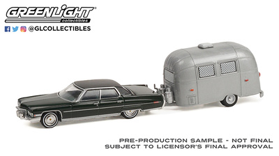 Cadillac Sedan deVille + Airstream 16’ Bambi (1972) "Hitch & Tow serie 24" Greenlight 1/64