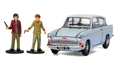 Harry Potter -  Ford Anglia Encantado con figuras de Harry y Ron Corgi 1/43