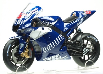 Yamaha YZR M1 nº 5 Colin Edwards (2005) Italeri 1/22