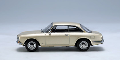 Alfa Romeo 1750 GTV (1967) Autoart 50104 1/43 