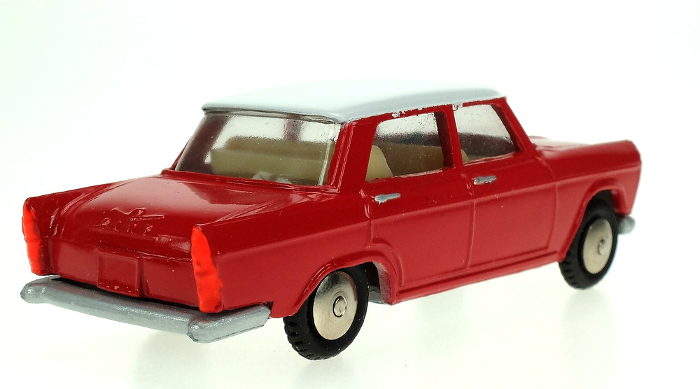 Fiat 1800 (1960) Scott SCOTT24 1/50 Fiat 1800 (1960) Scottoy 24 color rojo con techo blanco