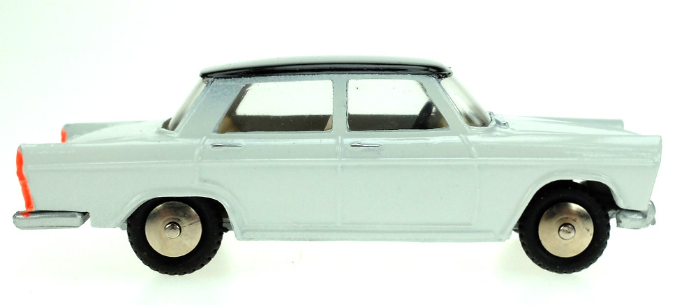Fiat 1800 (1960) Scott SCOTT24 1/50 Fiat 1800 (1960) Scottoy 24 color blanco con techo negro
