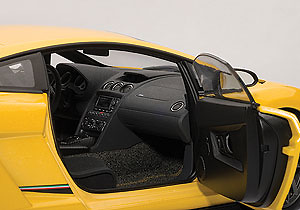 Lamborghini Gallardo LP570-4 Superleggera (2010) Autoart 74658 1:18 