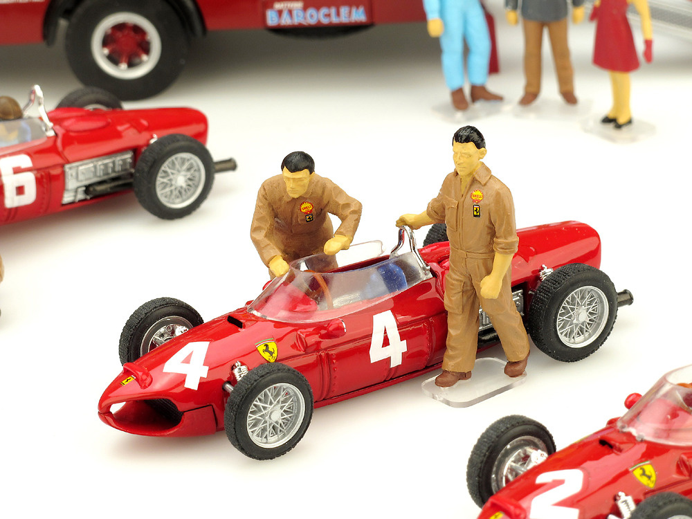 Mecánicos empujando Ferrari F156 (1961) Brumm F074 1/43 Diorama confeccionado con varias referencias de Brumm